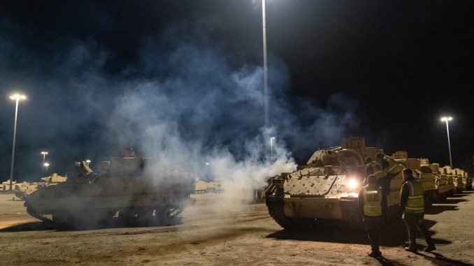 Los primeros vehículos de combate de infantería Bradley estadounidenses destinados a Ucrania parten hacia Europa. Fuente - US Transportation Command.