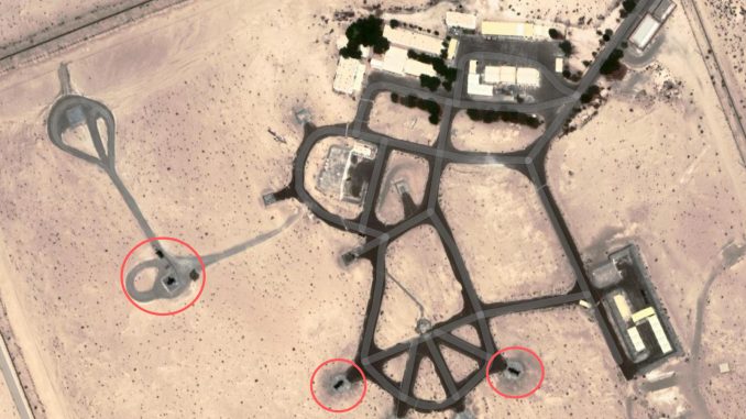 Portada: Dos lanzaderas de misiles Barak-8 y un sistema de radar Elta ELM 2084 cerca de la base aérea al-Dhafra, al sur de Abu Dhabi (EAU), en septiembre de 2022. Fuente: Google Earth