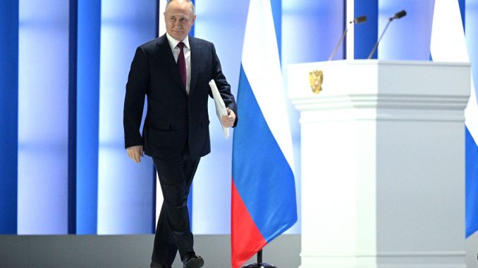 Putin llegando al lugar en el que ha ofrecido su discurso sobre el estado de la Federación Rusa. Fuente - Presidencia de Rusia.