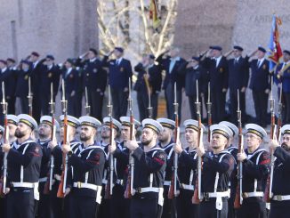Izado de Bandera mensual en la Plaza de Colón de Madrid, realizado por personal de la Armada. Fuente - EMAD.