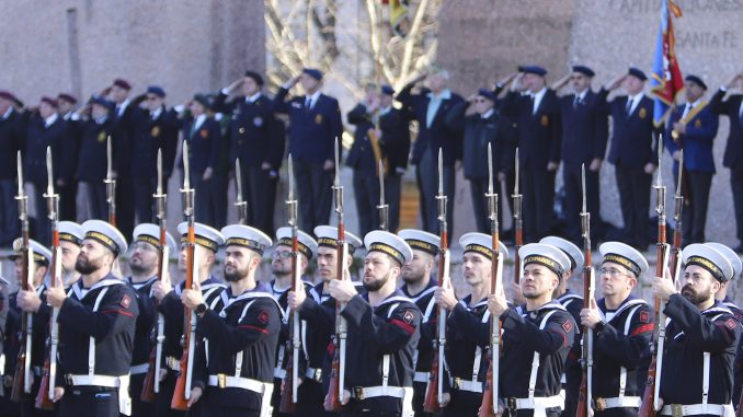 Levée mensuelle du drapeau sur la Plaza de Colón à Madrid, réalisée par le personnel de la Marine. Source - EMAD.