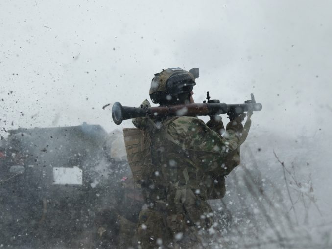 Paracaidista de la 79ª Brigada ucraniana en las inmediaciones de Mariinka. Fuente - Ministerio de Defensa de Ucrania.