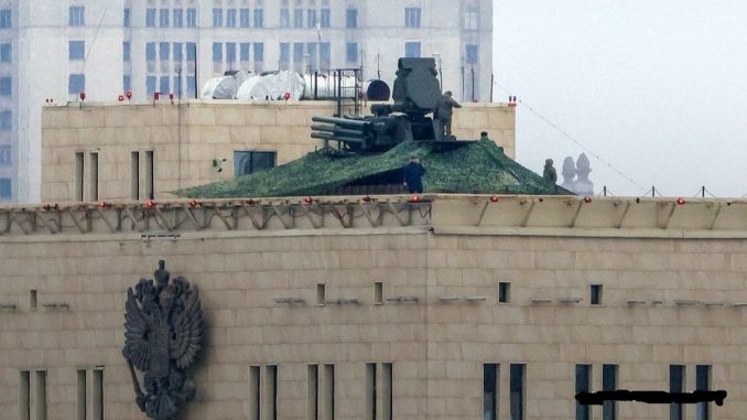 Sistema antiaéreo Pantsir-S1 instalado sobre el Ministerio de Defensa de la Federación Rusa. Fuente - Telegram.