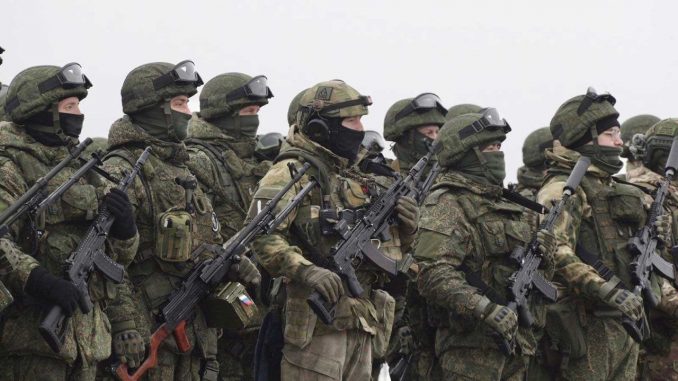 Soldados rusos movilizados de la región de Tula forman antes de ser enviados al frente. Fuente - @Trollstoy88.