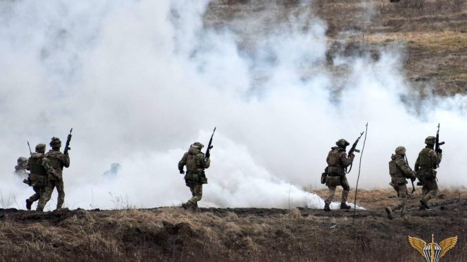 Efectivos de la 77ª Brigada Aeromóvil ucraniana durante unas maniobras preparatorias previas a su próximo despliegue en el frente. Fuente - Ministerio de Defensa de Ucrania. Efectivos de la 77ª Brigada Aeromóvil ucraniana durante unas maniobras preparatorias previas a su próximo despliegue en el frente. Fuente - Ministerio de Defensa de Ucrania.