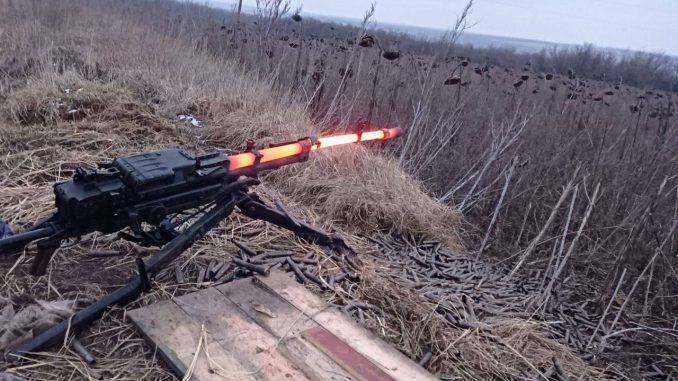 Ametralladora NSV “Utyos” de 12.7mm utilizada por las tropas rusas en el Donbás con el cañón al rojo vivo. Fuente - @clashreport.