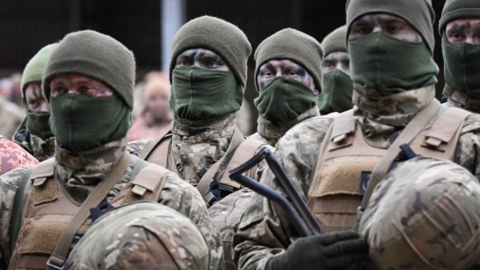 Militares ucranianos entrenándose en el Reino Unido. Fuente - Ministerio de Defensa del Reino Unido.