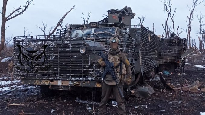Soldado ruso posa junto a un MRAP Mastiff ucraniano destruido cerca de Vodyane. Fuente - @MilitaryLand.