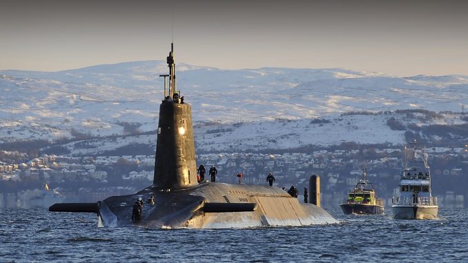 SSBN HMS "Vanguard" a su entrada a la Base Naval de Clyde, en Faslane, Escocia. Fuente - Royal Navy.