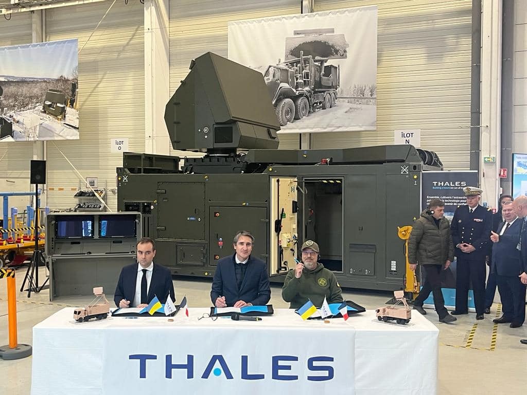El ministro de Defensa de Francia, el ministro de Defensa de Ucrania y un representante de la empresa Thales. Febrero 2023. Francia. Fuente - Thales.