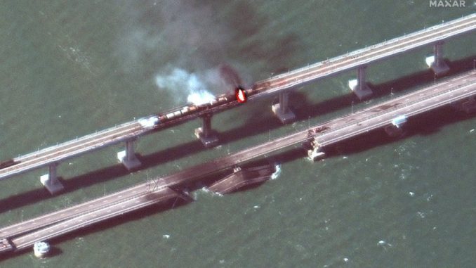 Consecuencias del ataque ucraniano al puente de Crimea, en el estrecho de Kerch. Fuente - Maxar. Consecuencias del ataque ucraniano al puente de Crimea, en el estrecho de Kerch. Fuente - Maxar.