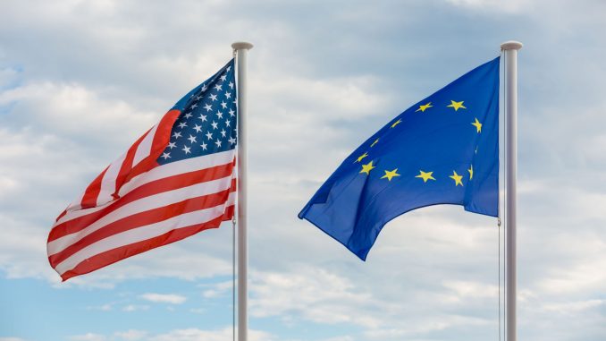 Banderas de los Estados Unidos y la Unión Europea. Fuente - Agencia Europea de Defensa.