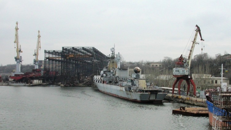 Tras la disolución soviética instalaciones como los astilleros "61 Kommunara" de Mikolaiv quedaron prácticamente en desuso, lo mismo que algunos de los buques que antaño formaban parte de la Flota del Mar Negro soviética y que se habían repartido desigualmente entre Rusia y Ucrania. Imagen - Peter Roberts.