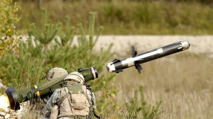 Militares estadounidenses disparando un misil contracarro FGM-148F Javelin. Fuente - US Army.