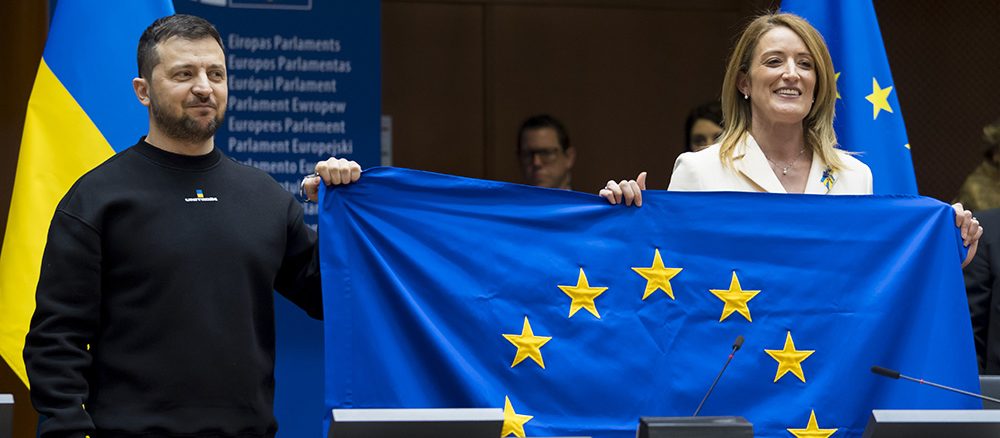 El presidente ucraniano, Volodímir Zelenski, durante su visita al Parlamento Europeo el 9 de febrero de 2023, en la que aprovechó para seguir pidiendo un mayor apoyo militar a Ucrania. Fuente - Parlamento Europeo.