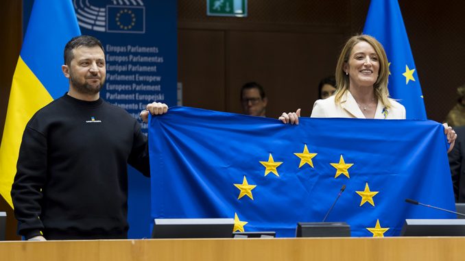 El presidente ucraniano, Volodímir Zelenski, durante su visita al Parlamento Europeo el 9 de febrero de 2023, en la que aprovechó para seguir pidiendo un mayor apoyo militar a Ucrania. Fuente - Parlamento Europeo.