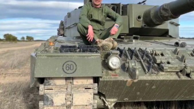 Carrista ucraniano sobre un Leopard 2A4 del Ejército de Tierra de España. Fuente - Ministerio de Defensa