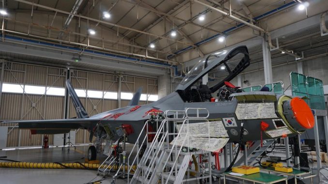 Prototipo del KF-21 Boramae durante su montaje en las instalaciones de Korean Aerospace Industries. Fuente - Korean Aerospace Industries (KAI).