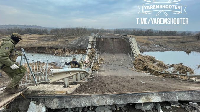 Efectivos de Wagner Group en uno de los puentes destruidos sobre el río Bakhmutovka. Fuente - Yaremshooter (Telegram).