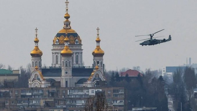 Ka-52 ruso sobre la ciudad de Donetsk. Fuente - @GlobalMonitor0.