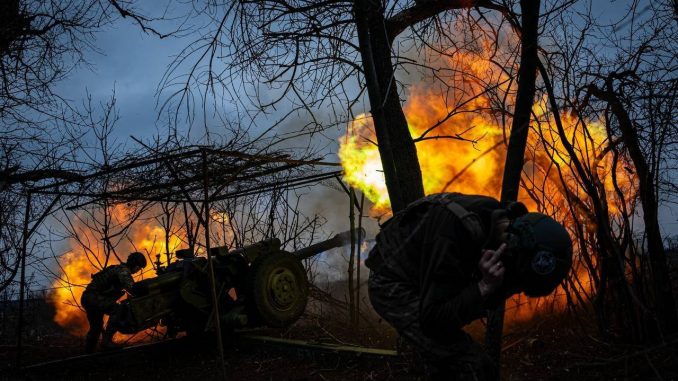 Miembros de la 10ª Brigada de Montaña ucraniana haciendo fuego con un obús remolcado. Fuente - Ministerio de Defensa de Ucrania.