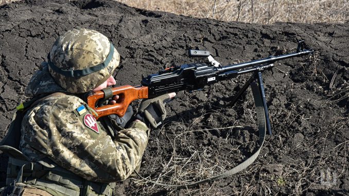 Paracaidista ucraniano entrenando tácticas de guerra de trincheras. Fuente - Ministerio de Defensa de Ucrania.