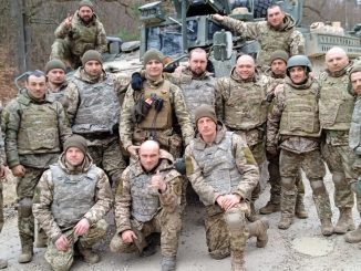 Personal de la 82ª Brigada de Asalto Aéreo ucraniana posando junto a los 8x8 Stryker donados por los Estados Unidos. Fuente - Military Land.