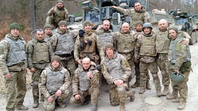 Personal de la 82ª Brigada de Asalto Aéreo ucraniana posando junto a los 8x8 Stryker donados por los Estados Unidos. Fuente - Military Land.