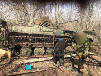 BMP-2 al que se le están añadiendo protecciones de malla metálica. Fuente - @CRNICASMILITAR1.