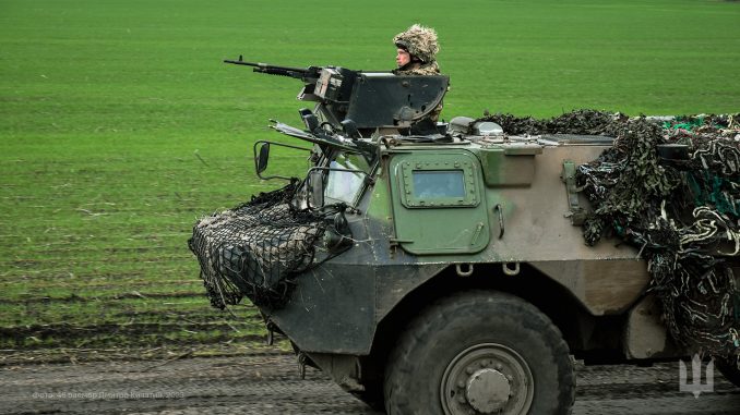 Paracaidistas ucranianos pertenecientes a la 46ª Brigada Aeromóvil durante unas maniobras previas a su traslado al frente. Fuente - Ministerio de Defensa de Ucrania.