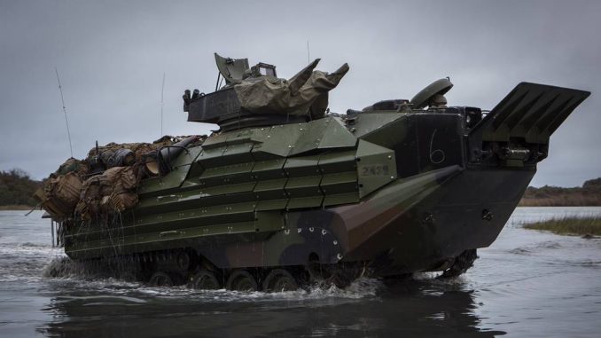 Vehículo de asalto anfibio AAV-7A perteneciente al 2ª batallón de Asalto Anfibio de la 2ª división del Cuerpo de Marines. Fuente - Cuerpo de Marines de los Estados Unidos. Vehículo de asalto anfibio AAV-7A perteneciente al 2ª batallón de Asalto Anfibio de la 2ª división del Cuerpo de Marines. Fuente - Cuerpo de Marines de los Estados Unidos.
