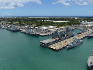 Vista aérea de parte de las instalaciones de la Base Naval de Pearl Harbor, en Hawaii. Fuente - US Navy.
