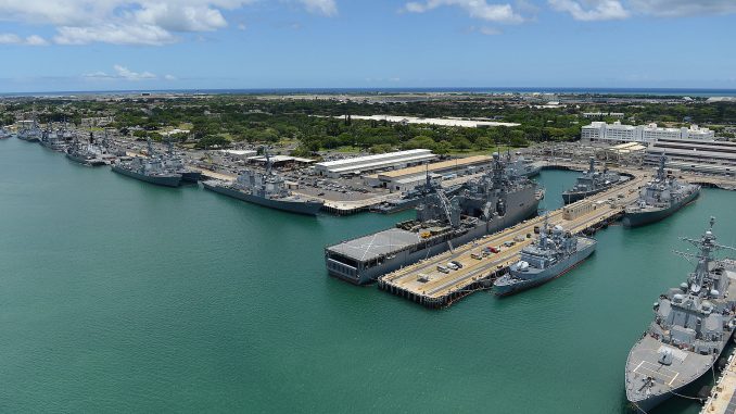 Vista aérea de parte de las instalaciones de la Base Naval de Pearl Harbor, en Hawaii. Fuente - US Navy.