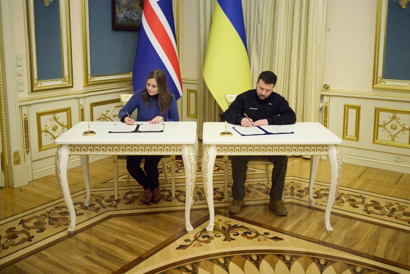 La primera ministra de Islandia, Katrín Jakobsdóttir, firmando junto a Zelenski la declaración conjunta acordada hoy. Fuente - Presidencia de Ucrania.