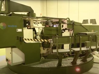 Militares ucranianos practicando con unos de los simuladores de carro de combate Leopard 2A4. Fuente - EMAD.