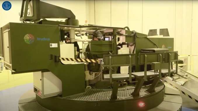 Militares ucranianos practicando con unos de los simuladores de carro de combate Leopard 2A4. Fuente - EMAD.