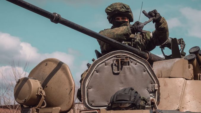 Militar ruso haciendo con las manos la marca "Z" característica de los vehículos y uniformes participantes en la invasión de Ucrania. Fuente - Ministerio de Defensa de Rusia.