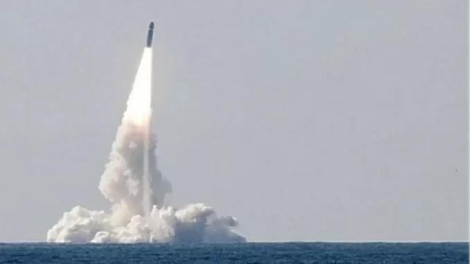 SSBN "Le Terrible" de la clase Le Triomphant lanzando un misil balístico M51. Fuente - Marine Nationale.