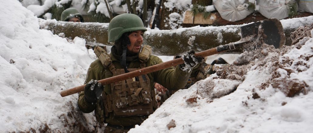 Soldados de la 28ª Brigada ucraniana mejorando sus posiciones y paleando nieve. Fuente - Ministerio de Defensa de Ucrania.