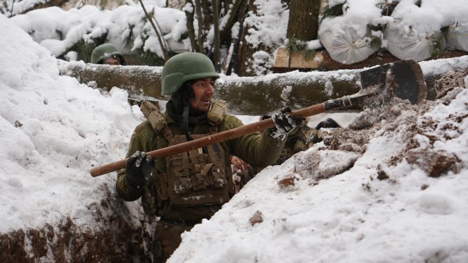 Soldados de la 28ª Brigada ucraniana mejorando sus posiciones y paleando nieve. Fuente - Ministerio de Defensa de Ucrania. Soldados de la 28ª Brigada ucraniana mejorando sus posiciones y paleando nieve. Fuente - Ministerio de Defensa de Ucrania.