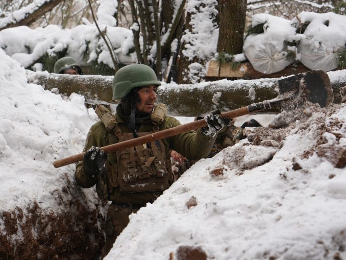 Soldados de la 28ª Brigada ucraniana mejorando sus posiciones y paleando nieve. Fuente - Ministerio de Defensa de Ucrania.