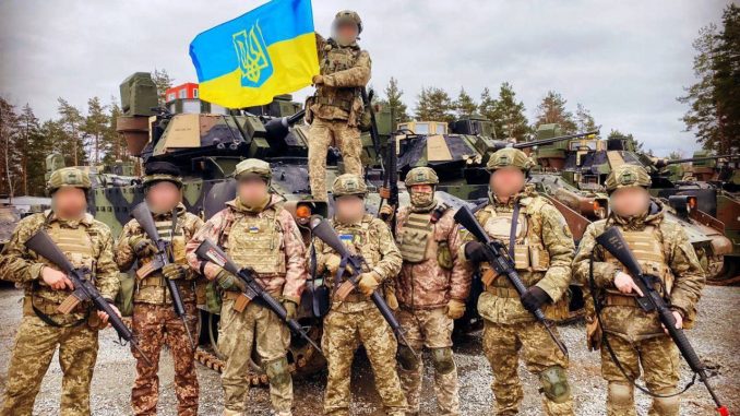 Militares ucranianos de la 47ª Brigada de Infantería Mecanizada posando junto a sus vehículos de combate de infantería M2 Bradley, donados por los Estados Unidos. Fuente - Ministerio de Defensa de Ucrania.