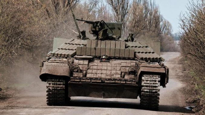 Blindado ruso, posiblemente un vehículo de transporte de personal (APC) basado en el carro de combate T-64 y con el añadido de numerosos bloques de blindaje explosivo Kontakt-1. Fuente - @praisethesteph.