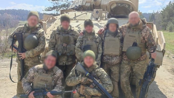Miembros de la 32ª Brigada Mecanizada ucraniana posando delante de un vehículo de combate de infantería M2 Bradley donado por los Estados Unidos. Fuente - Ministerio de Defensa de Ucrania.