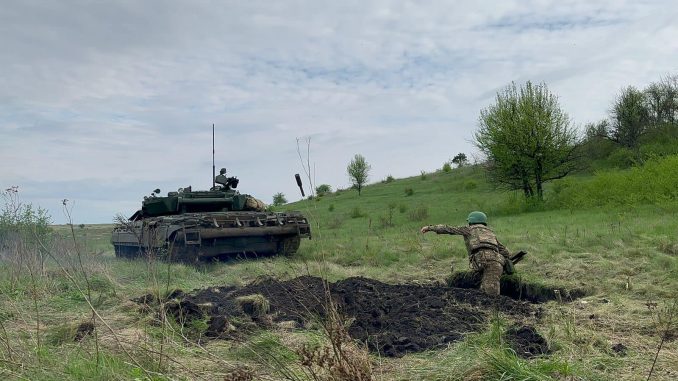 Miembros de la 41ª Brigada Mecanizada ucraniana entrenando durante unas maniobras en el sur del país. Fuente - Ministerio de Defensa de Ucrania.