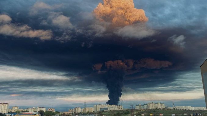 Columna de humo elevándose sobre Sebastopol tras la explosión de varios depósitos de combustible como consecuencia de un ataque Ucraniano. Fuente - Telegram.