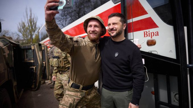 Zelenski haciéndose un "selfie" junto a un militar ucraniano en Avdiívka. Fuente - Gobierno de Ucrania.