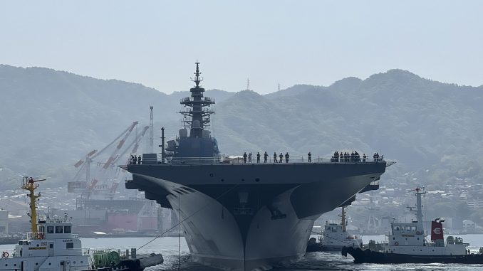 En la siguiente imagen se aprecia a la perfección la nueva proa rectangular del JS "Kaga" japonés. Fuente - @zotTactmap7PM3. En la siguiente imagen se aprecia a la perfección la nueva proa rectangular del JS "Kaga" japonés. Fuente - @zotTactmap7PM3.