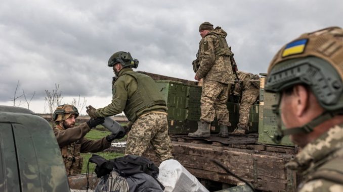 Ucranianos del batallón Aidar cargando munición cerca de Bakhmut. Fuente - Ministerio de Defensa de Ucrania.