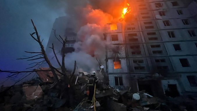 Efectos del impacto de un misil ruso contra un edificio de viviendas en Uman. Fuente - Gobierno de Ucrania.